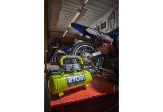 Компрессор безмасляный коаксиальный аккумуляторный RYOBI R18AC-0 (без батареи) система
                              ONE +